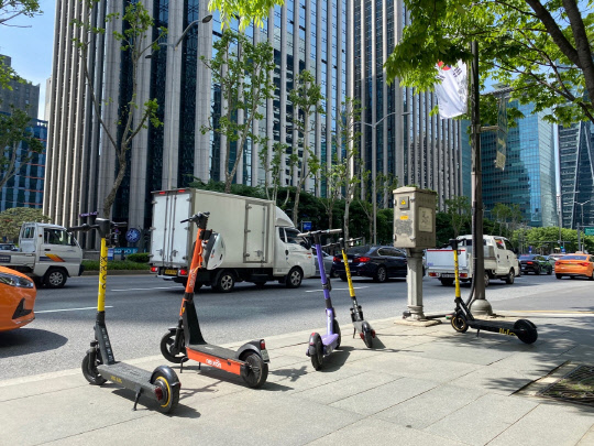 서울 강남 테헤란도 일대에 주정차된 공유 전동킥보드. 디지털타임스 DB